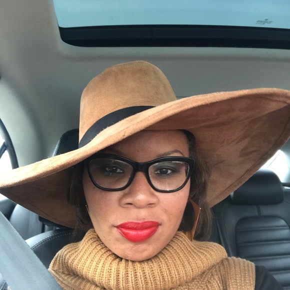 Meet your Posher, Allison - Picture 1 of 1